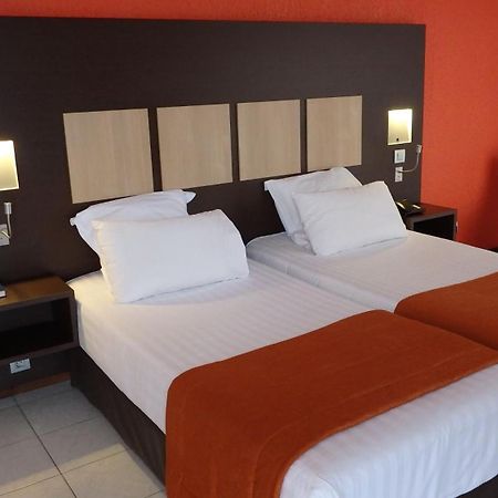 Central Hotel Кайен Екстериор снимка