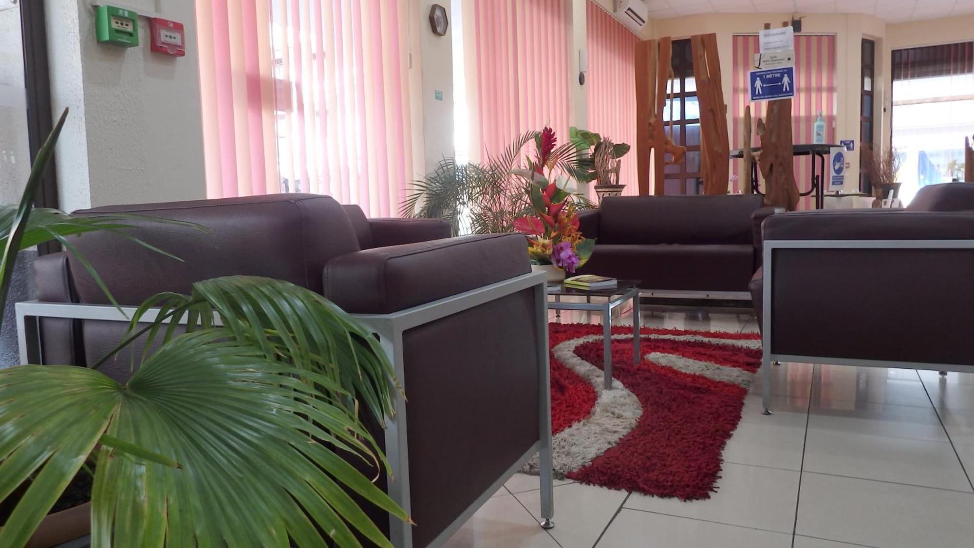 Central Hotel Кайен Екстериор снимка
