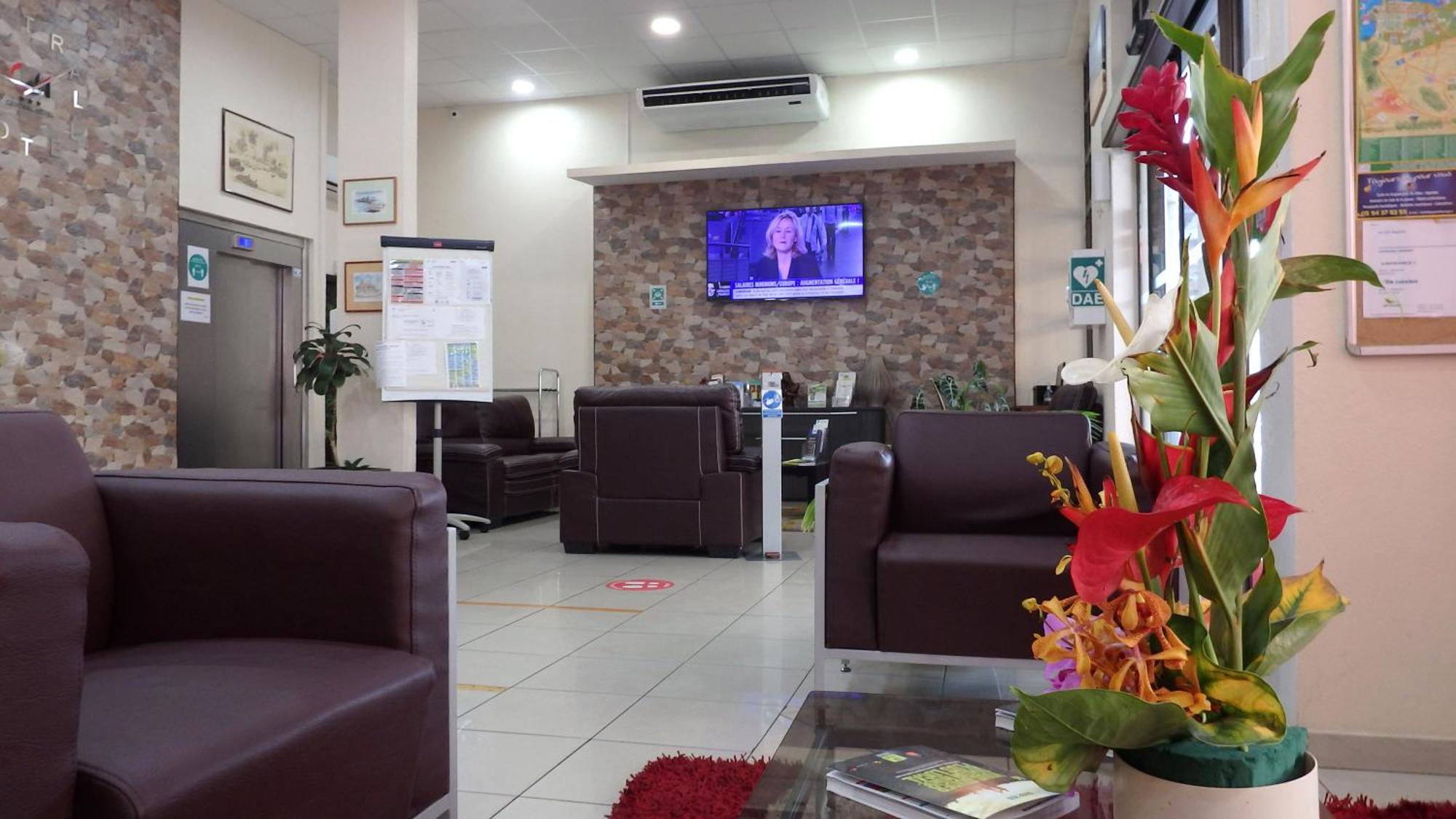 Central Hotel Кайен Екстериор снимка