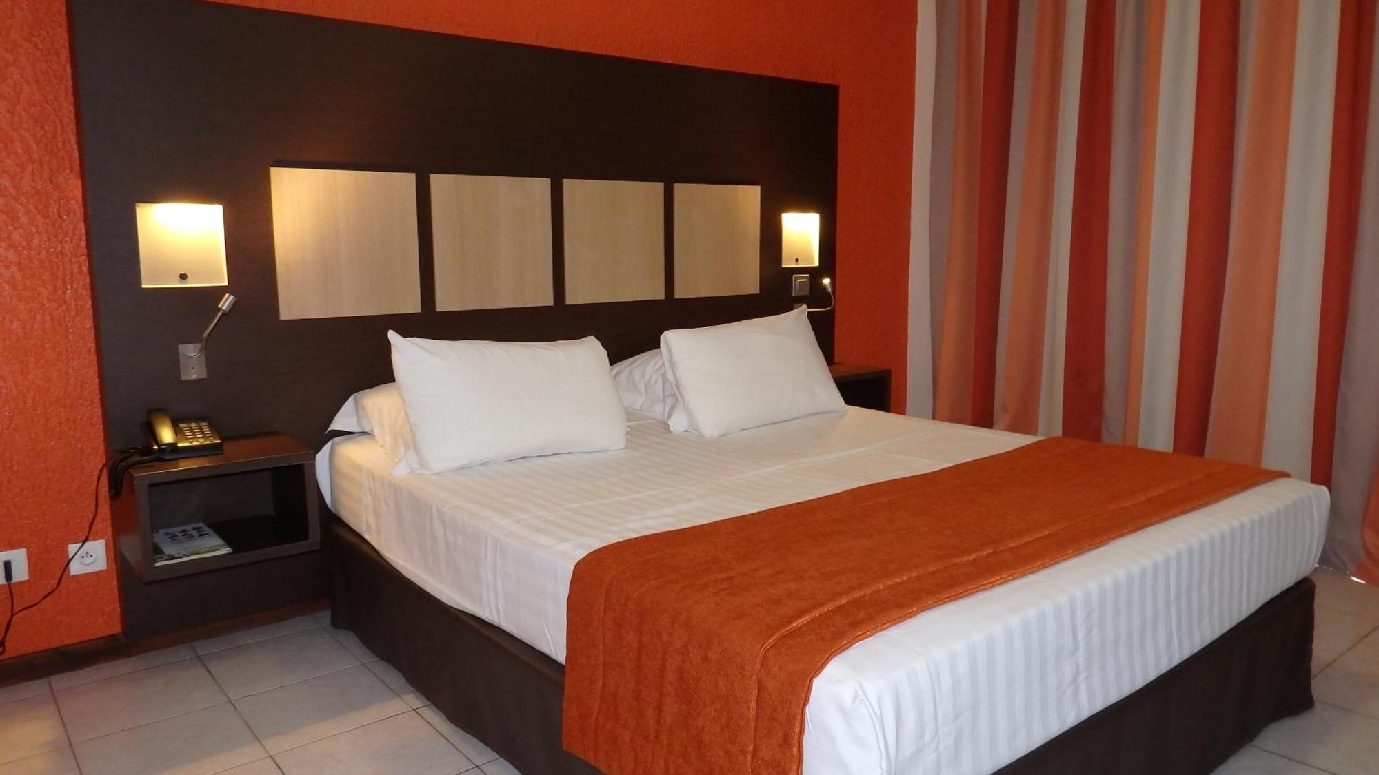 Central Hotel Кайен Екстериор снимка