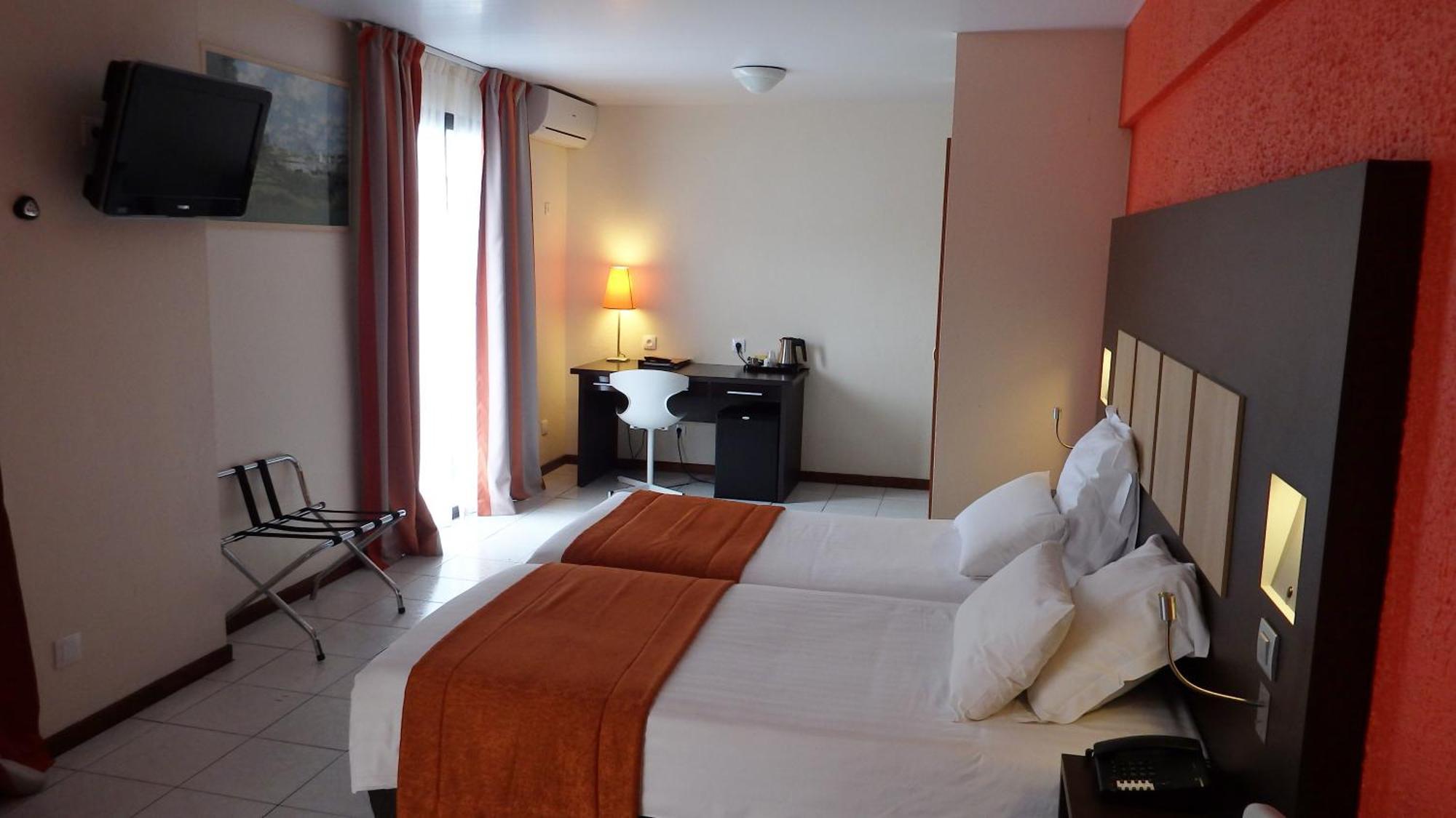 Central Hotel Кайен Екстериор снимка