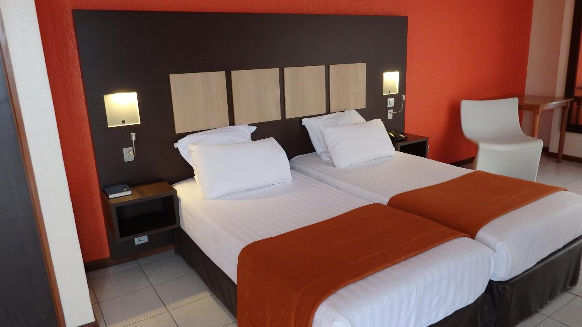 Central Hotel Кайен Екстериор снимка