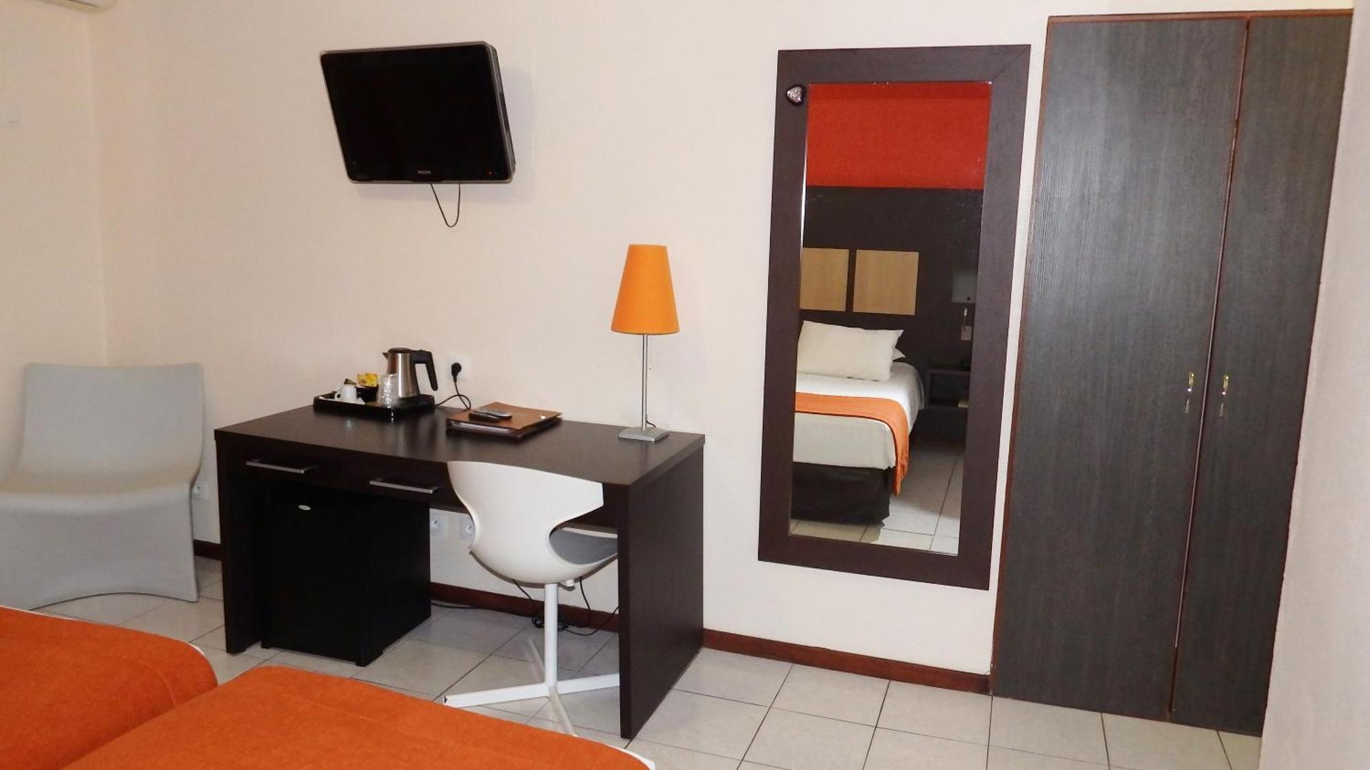 Central Hotel Кайен Екстериор снимка