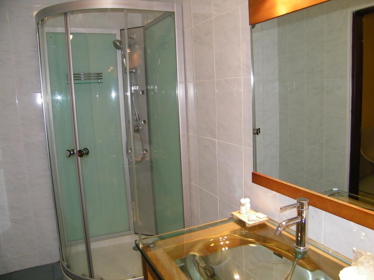 Central Hotel Кайен Екстериор снимка