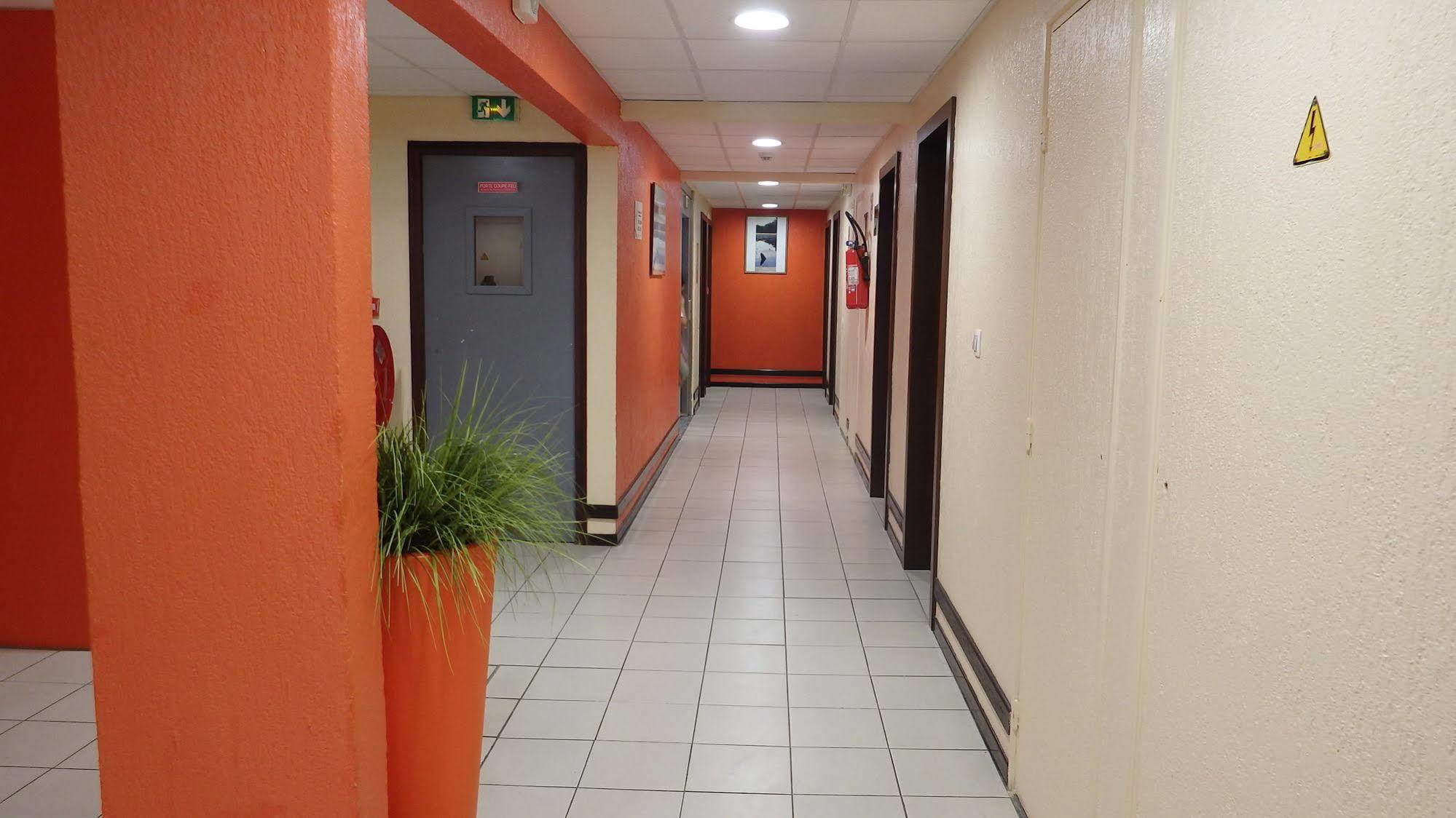 Central Hotel Кайен Екстериор снимка