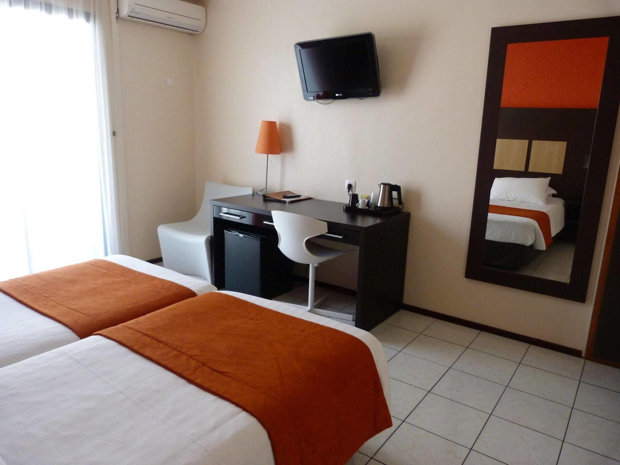Central Hotel Кайен Екстериор снимка