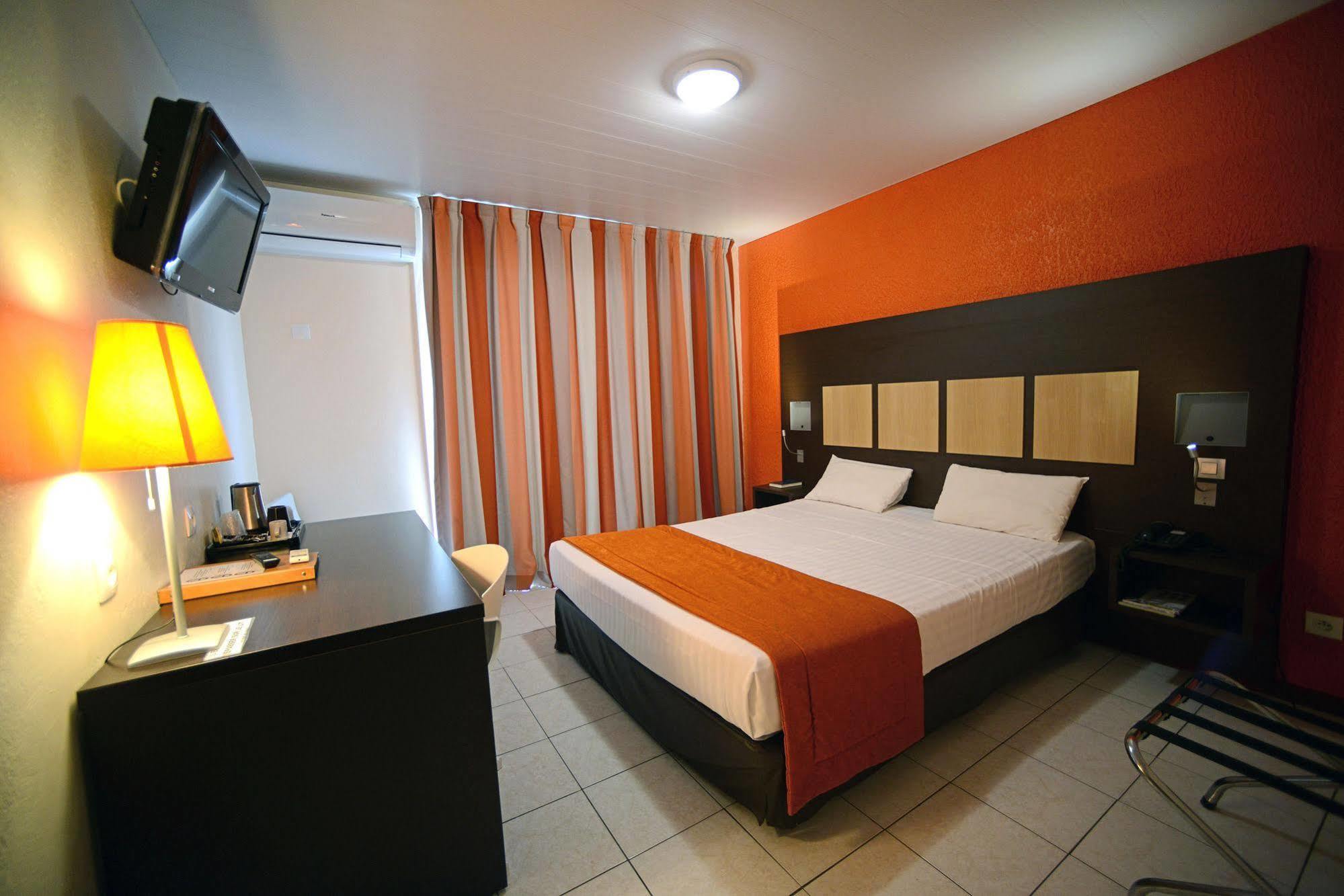 Central Hotel Кайен Екстериор снимка