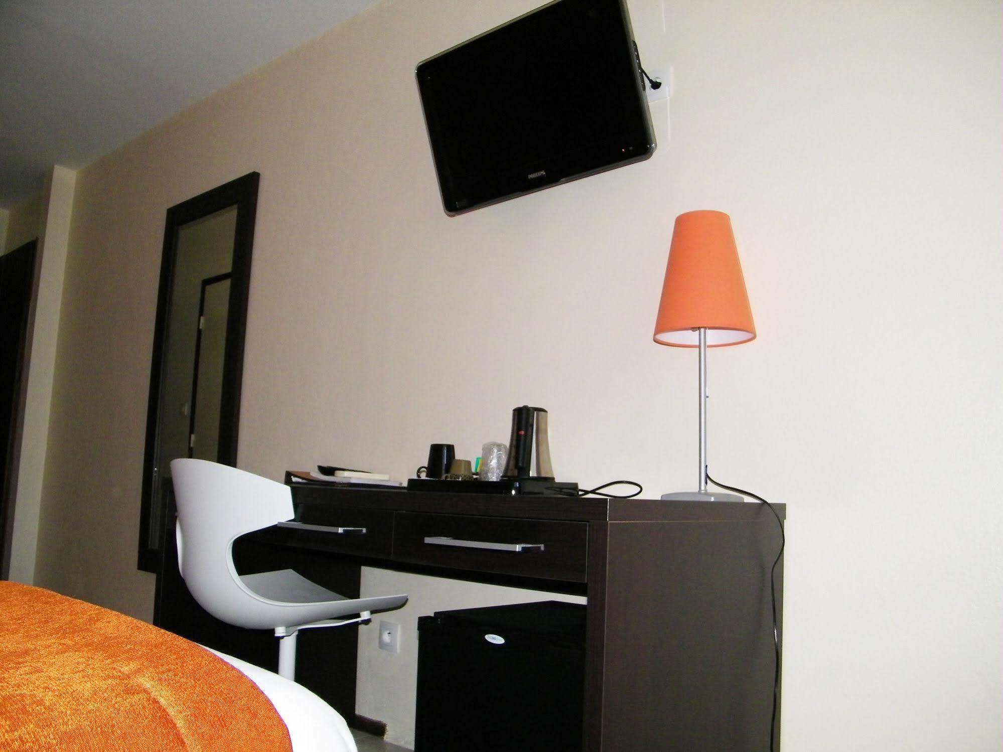 Central Hotel Кайен Екстериор снимка