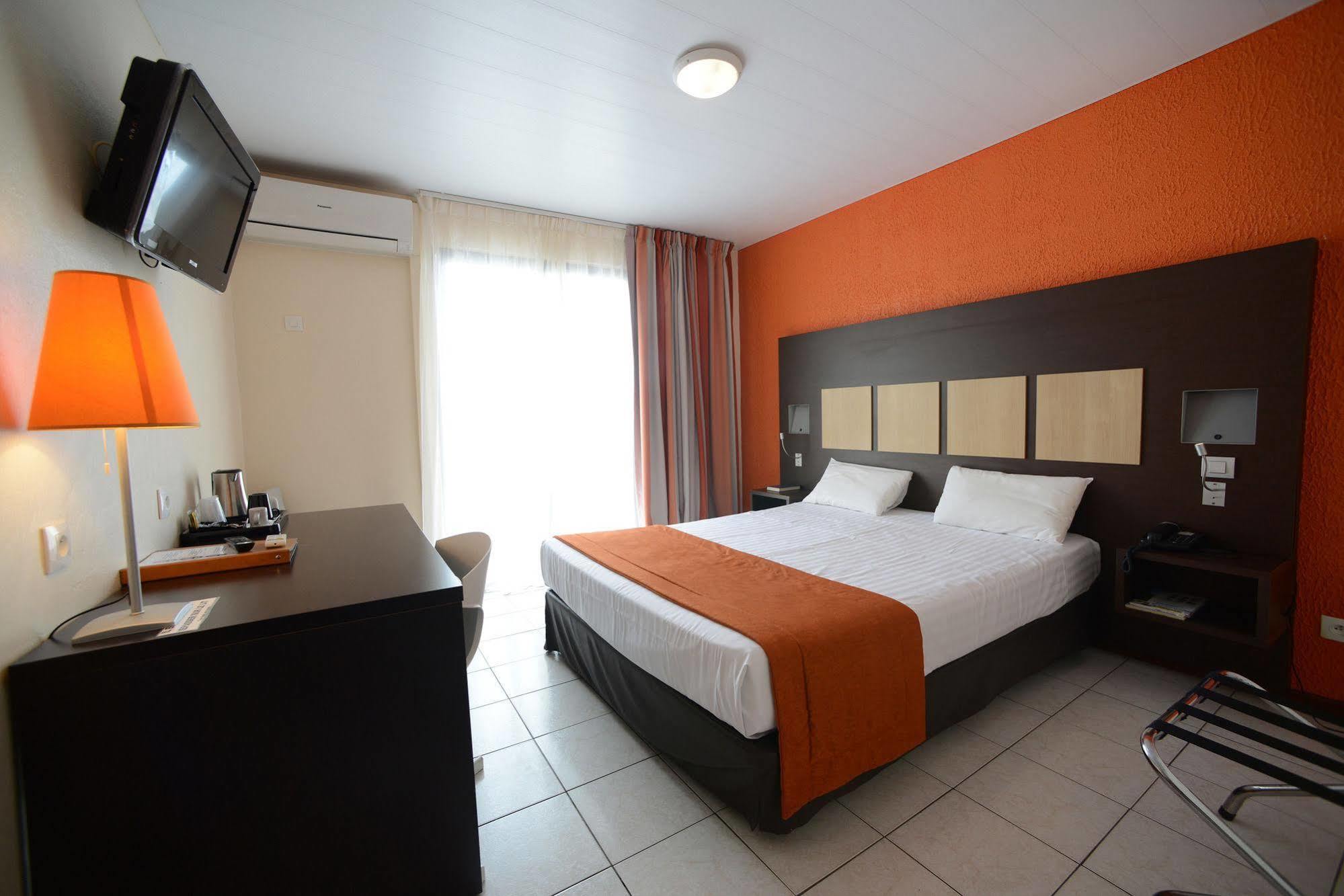 Central Hotel Кайен Екстериор снимка