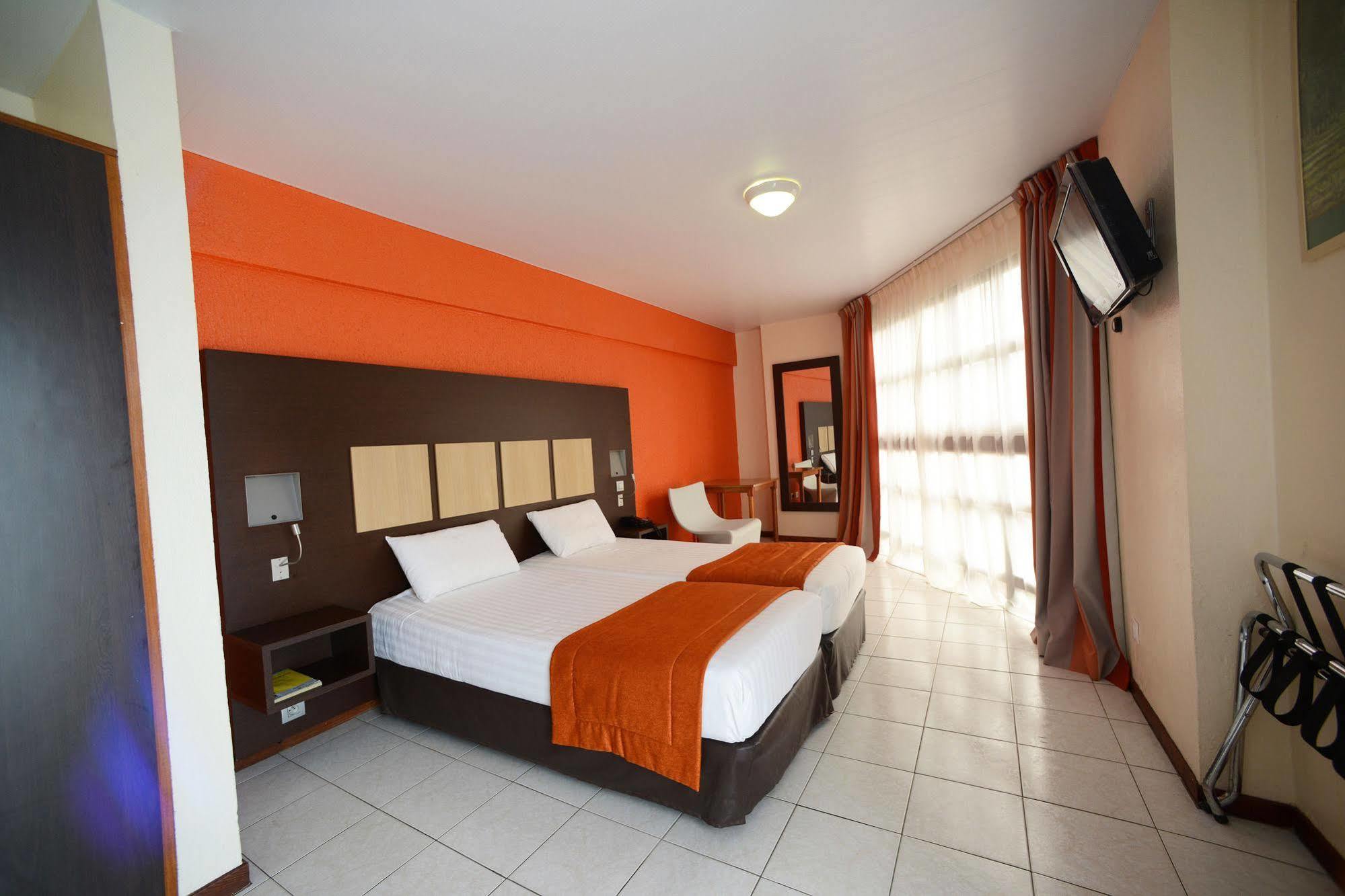 Central Hotel Кайен Екстериор снимка