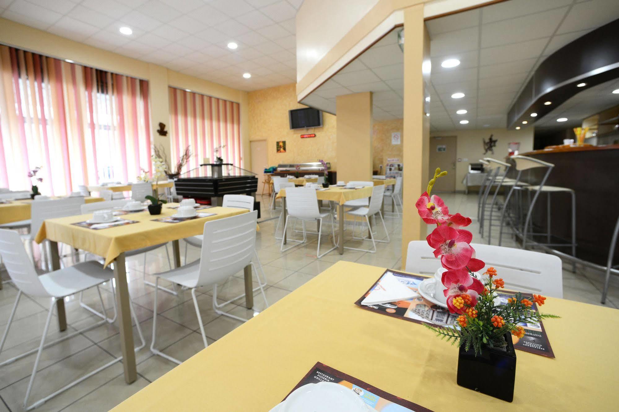 Central Hotel Кайен Екстериор снимка