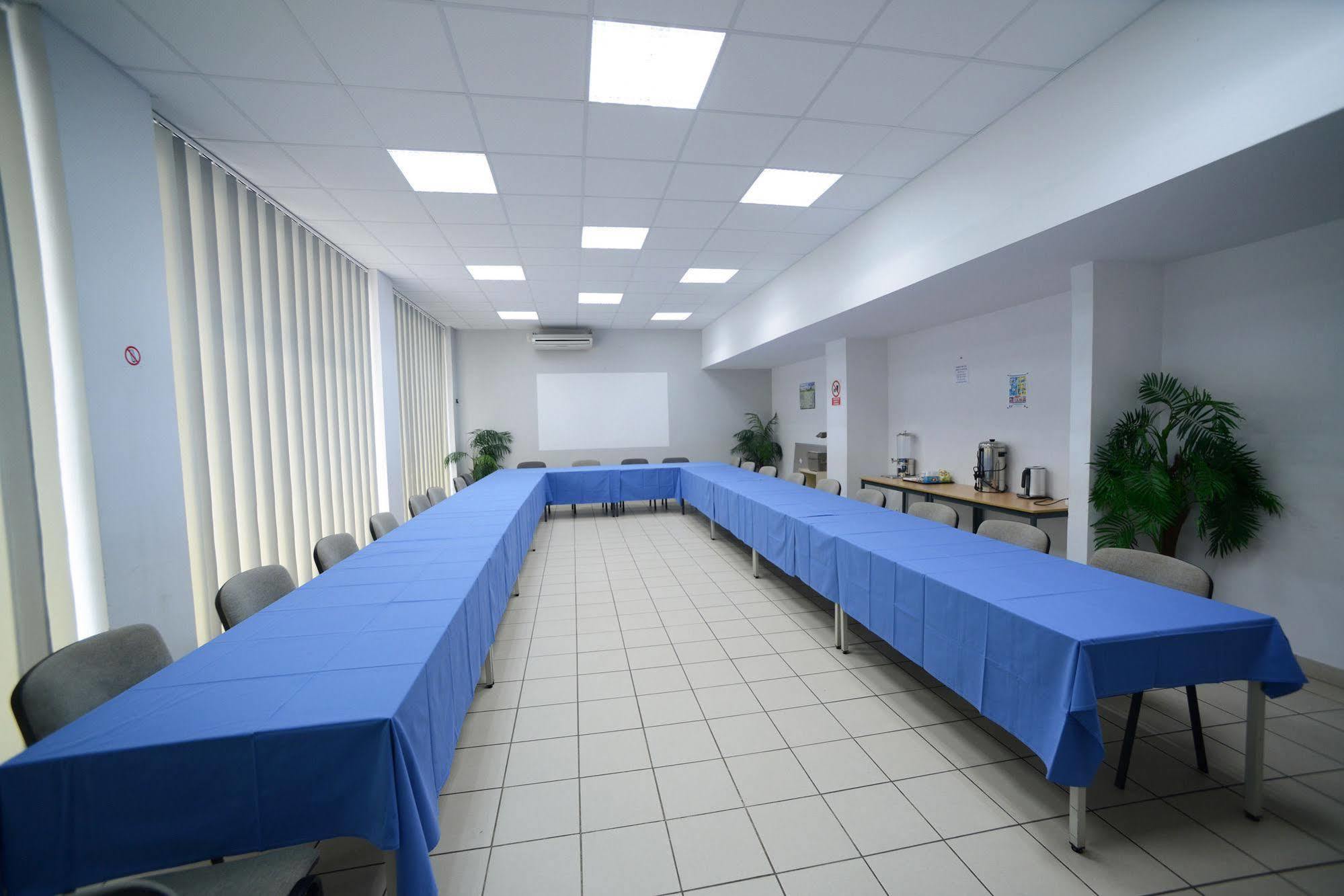 Central Hotel Кайен Екстериор снимка
