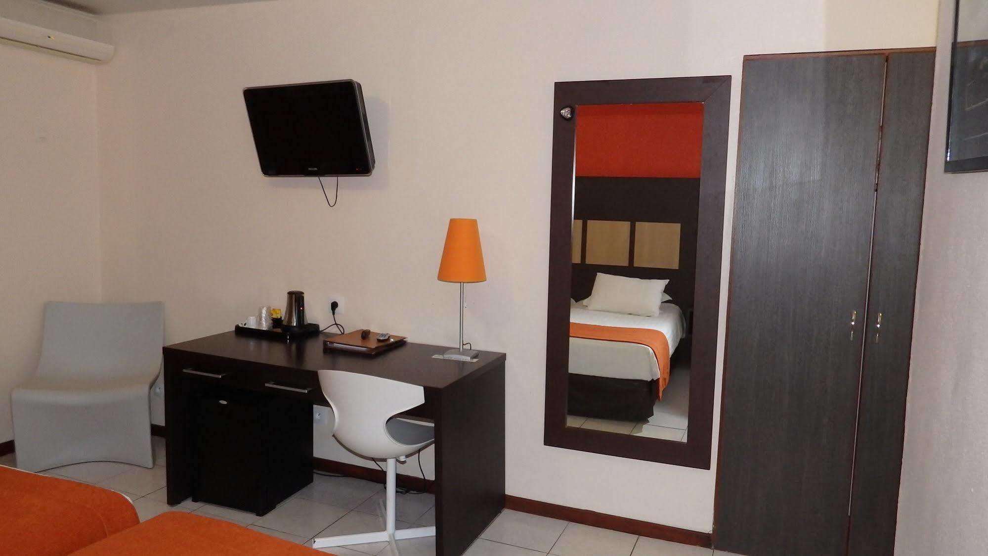 Central Hotel Кайен Екстериор снимка