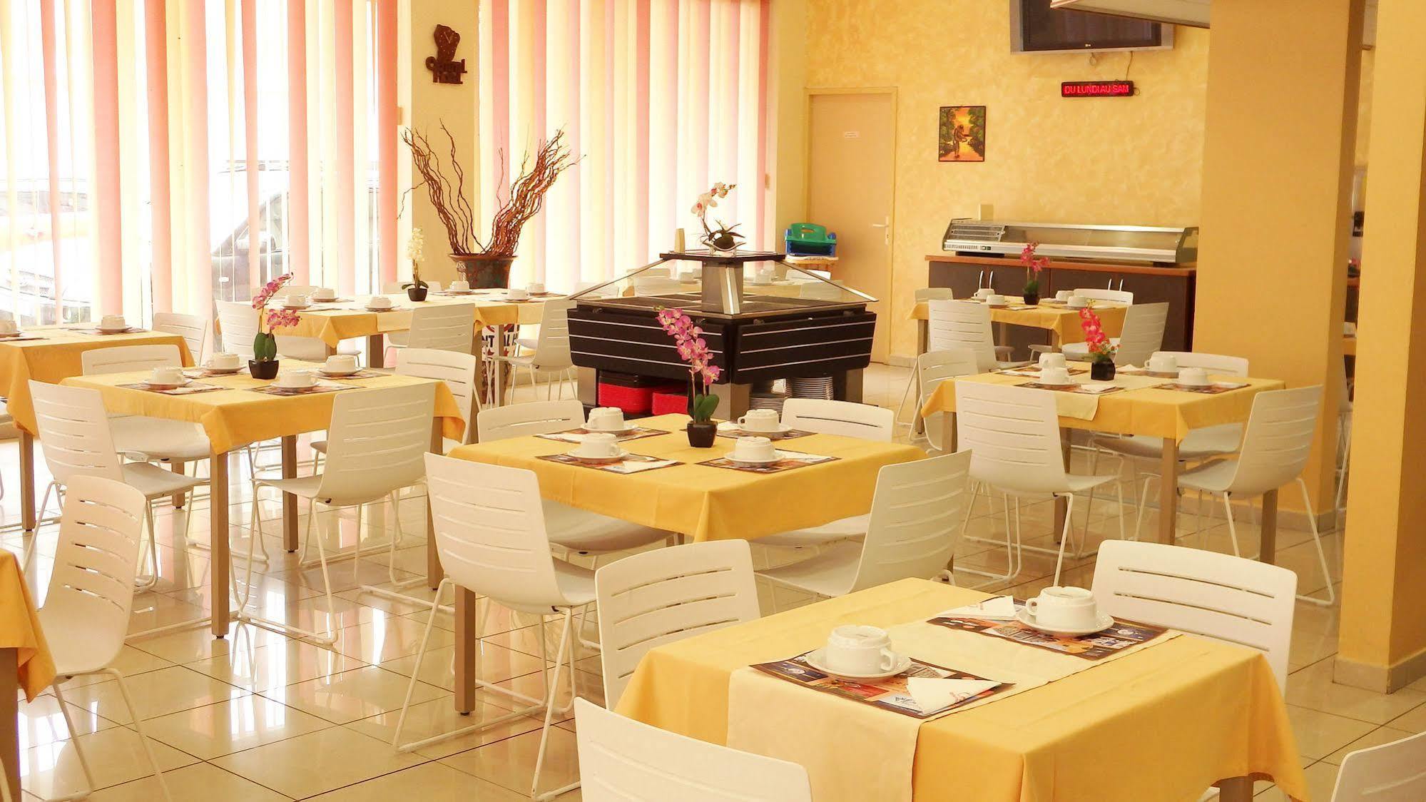 Central Hotel Кайен Екстериор снимка